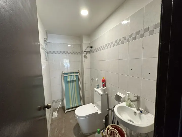 Ground-floor bathroom